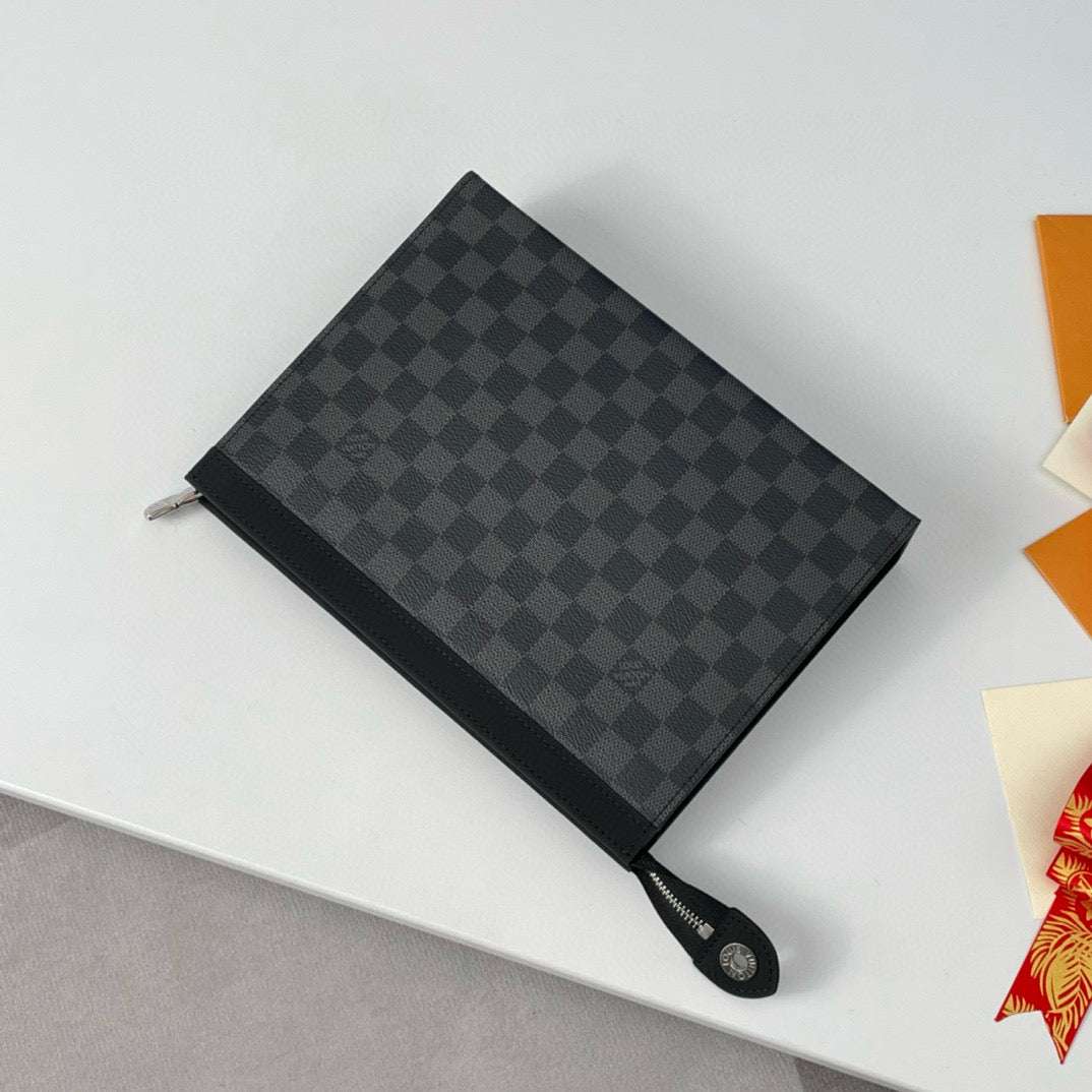 POCHETTE VOYAGE N41696 MM 26 MONOGRAM SCHWARZES KALBSLEDER