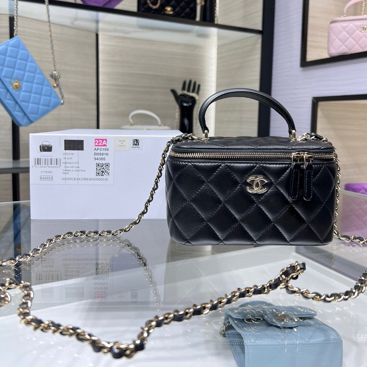 Waschtisch 17 mit Griff in schwarzem, gestepptem Lammleder und goldenen Beschlägen