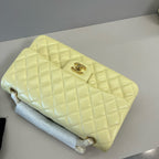 25C Klapptasche, 25 Zoll, gelb, gesteppt, Lammleder, goldene Beschläge