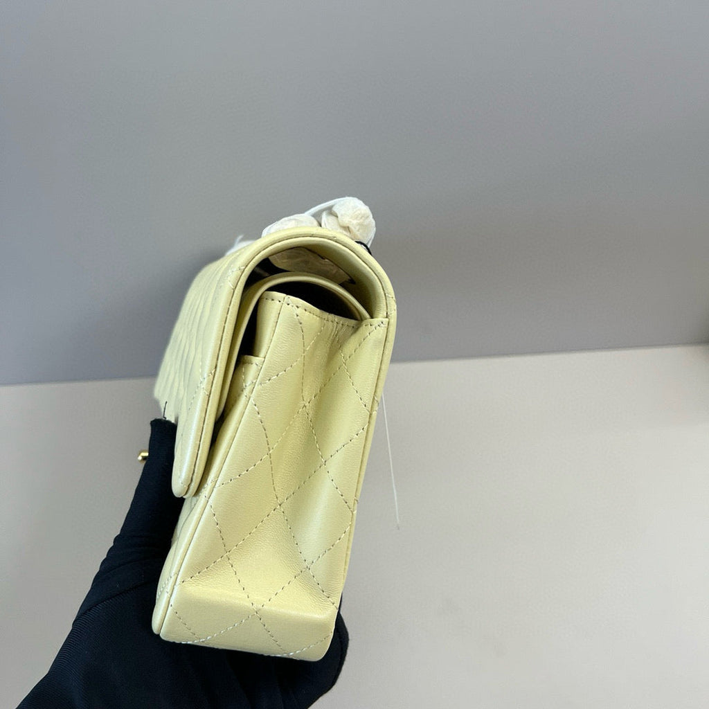 25C Klapptasche, 25 Zoll, gelb, gesteppt, Lammleder, goldene Beschläge