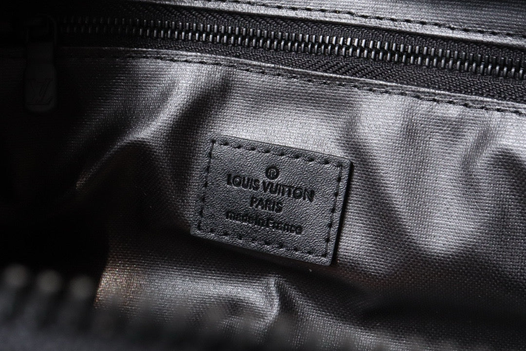 Kulturbeutel 28 cm aus schwarzem Taurillon-Monogramm-Leder