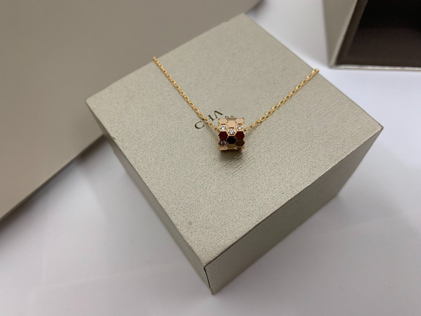 ¡®Jewelicorn¡¯BEE LOVE DIAMOND NECKLACE