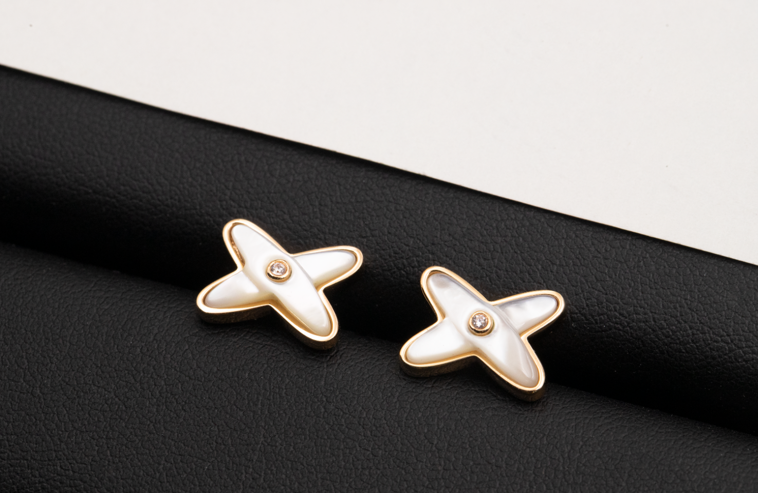 ¡®Jewelicorn¡¯JEUX DE WHITE MOP ROSE GOLD DIAMOND EARRINGS