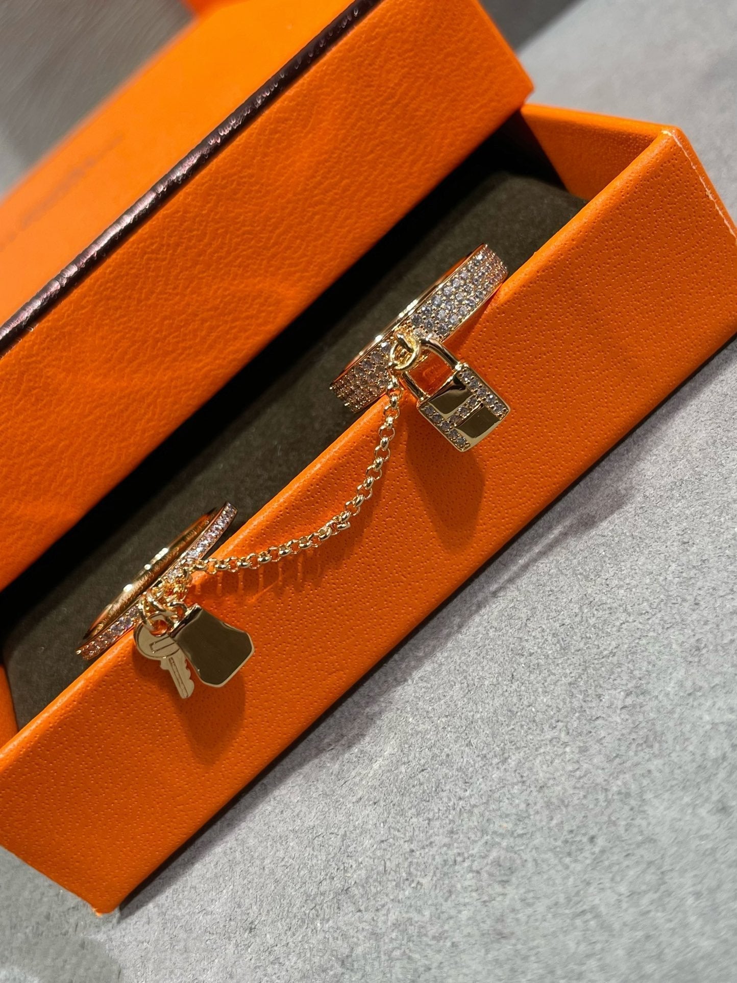 ®Jewelicorn® HM ケリー クロシェット ダブルリング ダイヤモンド付き