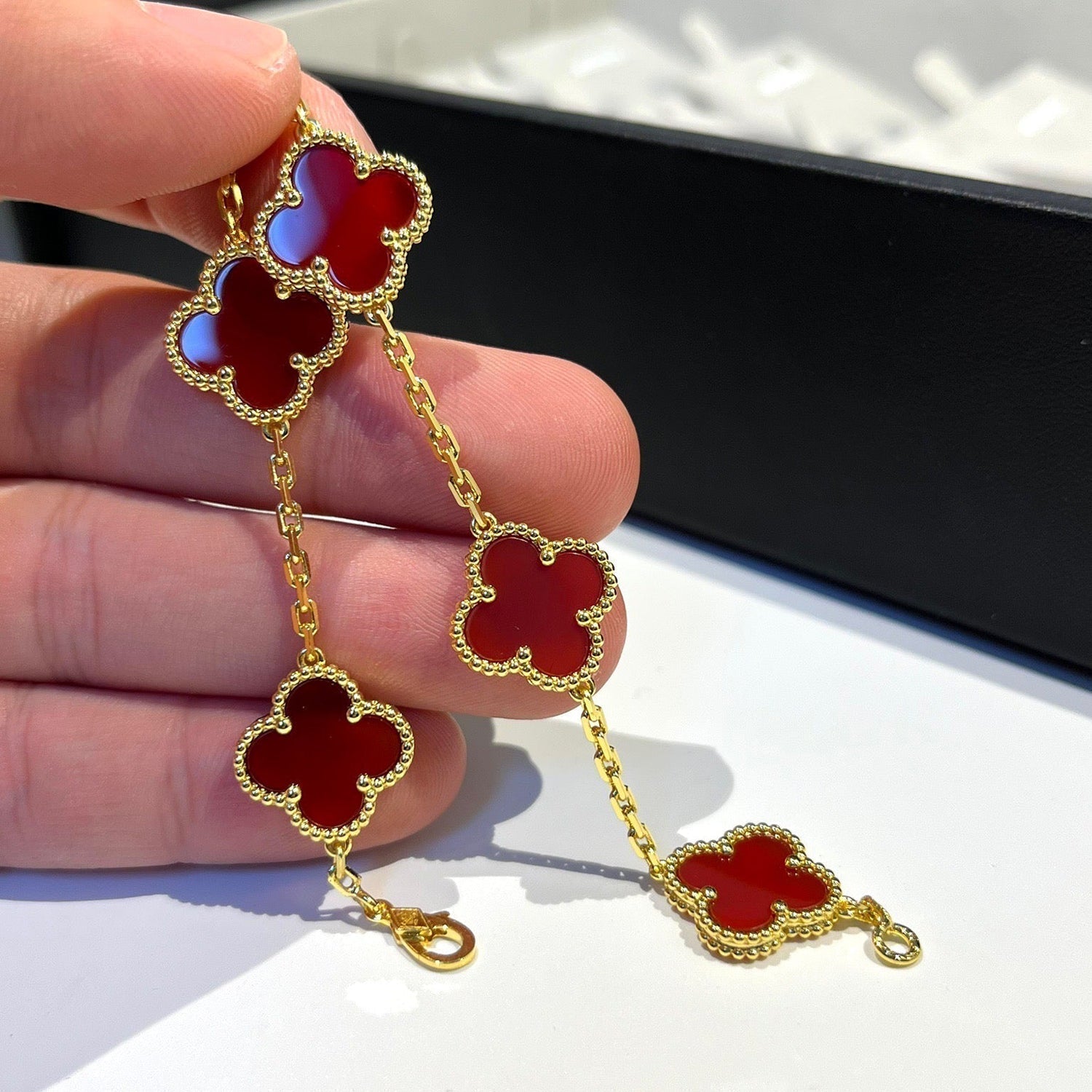 ¡®Jewelicorn¡¯CLOVER 5 MOTIFS RED AGATE  BRACELET