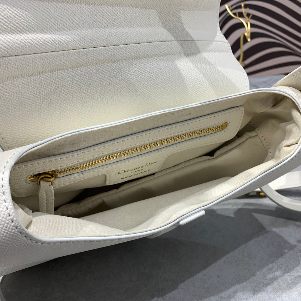 CD-Satteltaschenriemen aus warmem, taupefarbenem, genarbtem, weißem Kalbsleder