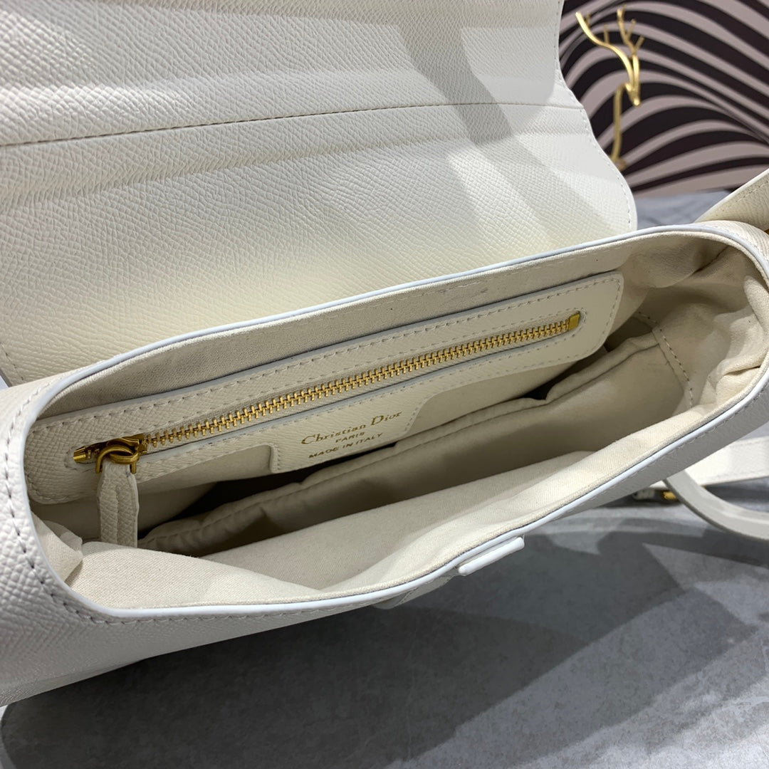 CD-Satteltaschenriemen aus warmem, taupefarbenem, genarbtem, weißem Kalbsleder