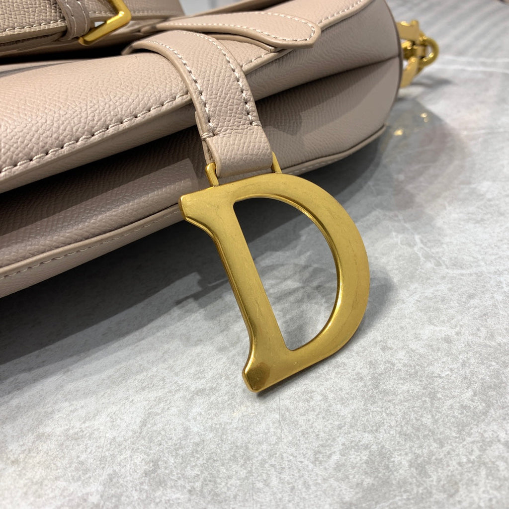 CD-Satteltaschenriemen aus warmem, taupefarbenem, genarbtem braunem Kalbsleder