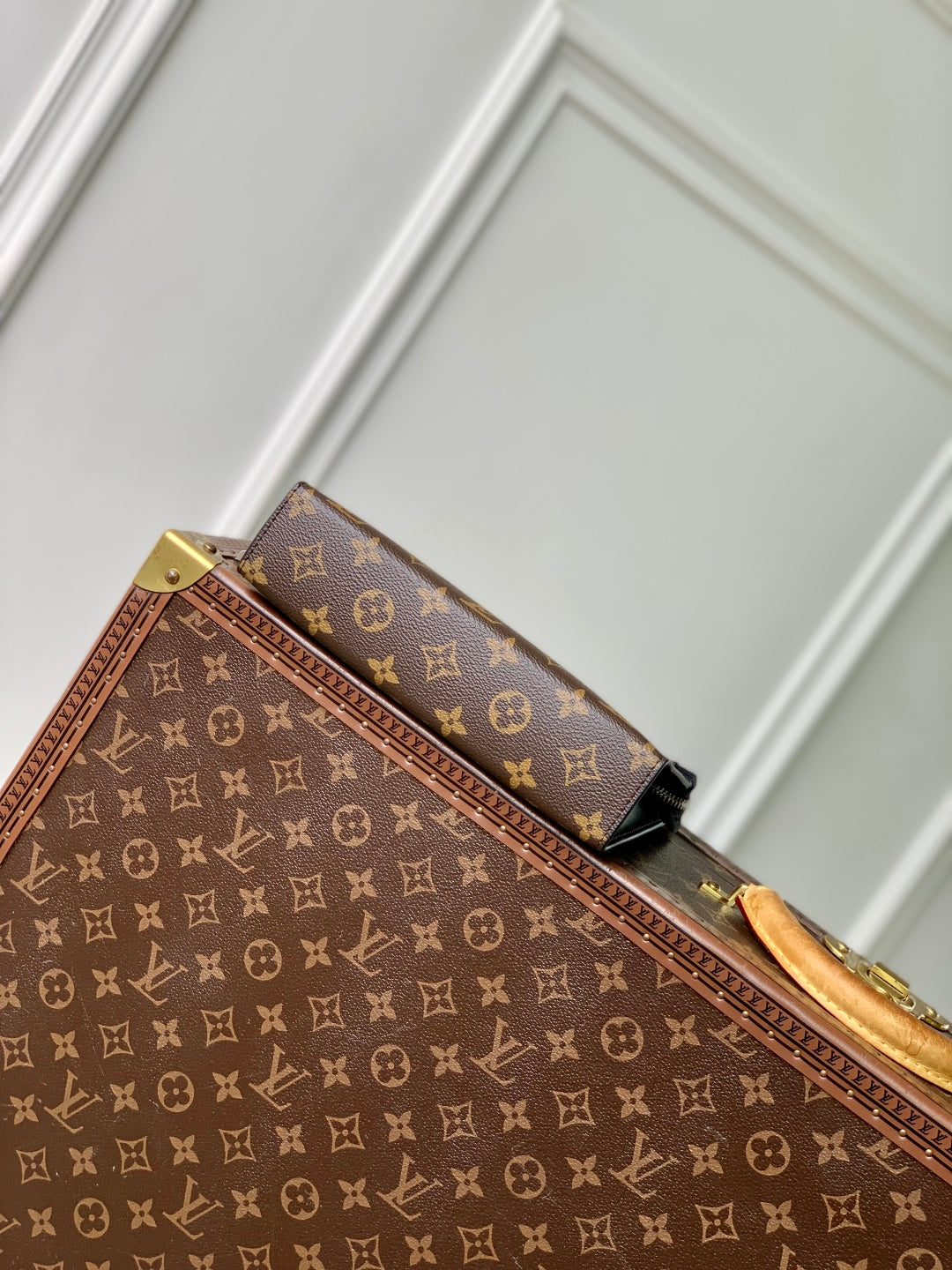 ANPHA Tragbare Geldbörse 18 Zoll in braunem und schwarzem Monogramm-Kalbsleder