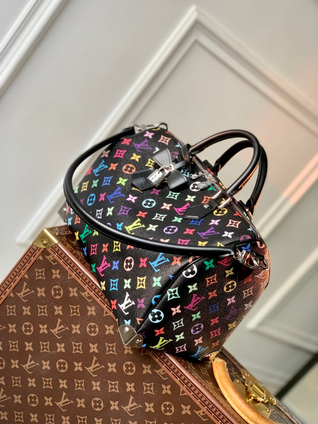 SPEEDY SOFT 30 IN FARBENFROHES MONOGRAMMMUSTER UND SCHWARZ BESCHICHTETE LEINWAND