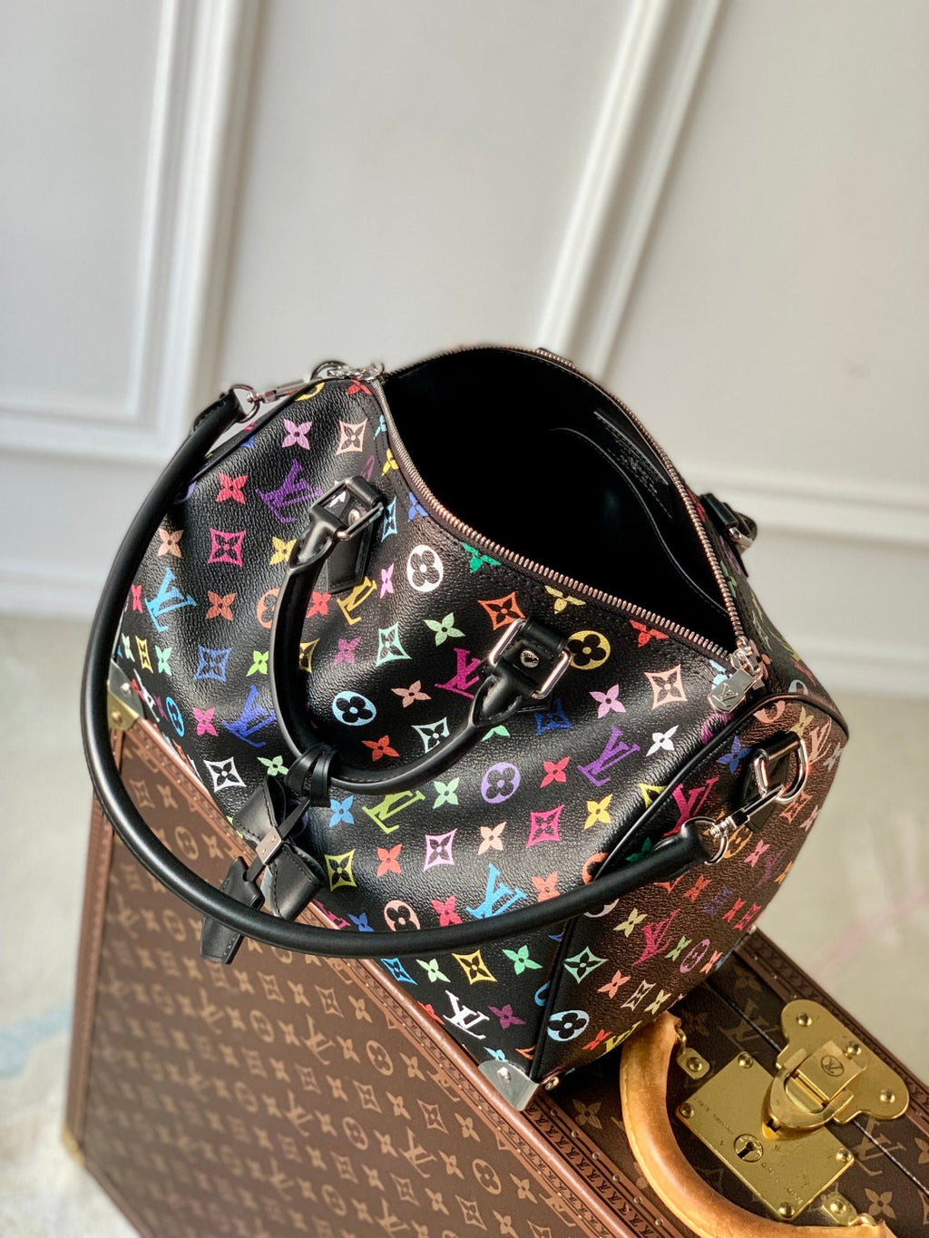 SPEEDY SOFT 30 IN FARBENFROHES MONOGRAMMMUSTER UND SCHWARZ BESCHICHTETE LEINWAND