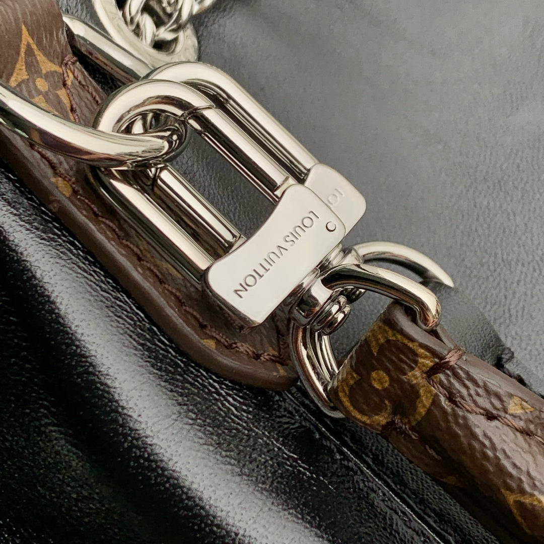 NO WAY VIBE HANDTASCHE 22,5 IN SCHWARZEM LAMMLEDER SILBERNE BESCHLÄGE