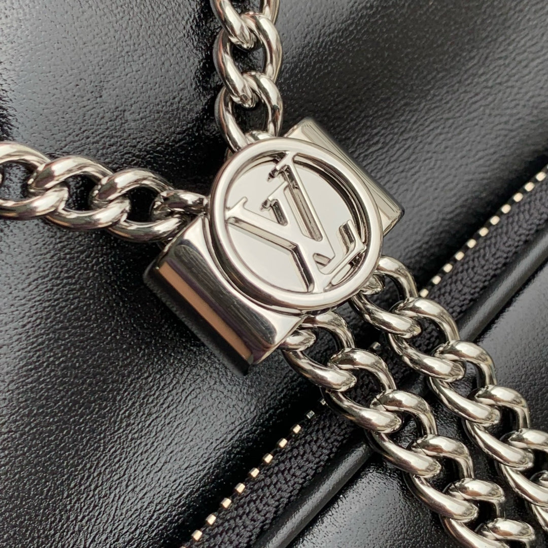 NO WAY VIBE HANDTASCHE 22,5 IN SCHWARZEM LAMMLEDER SILBERNE BESCHLÄGE