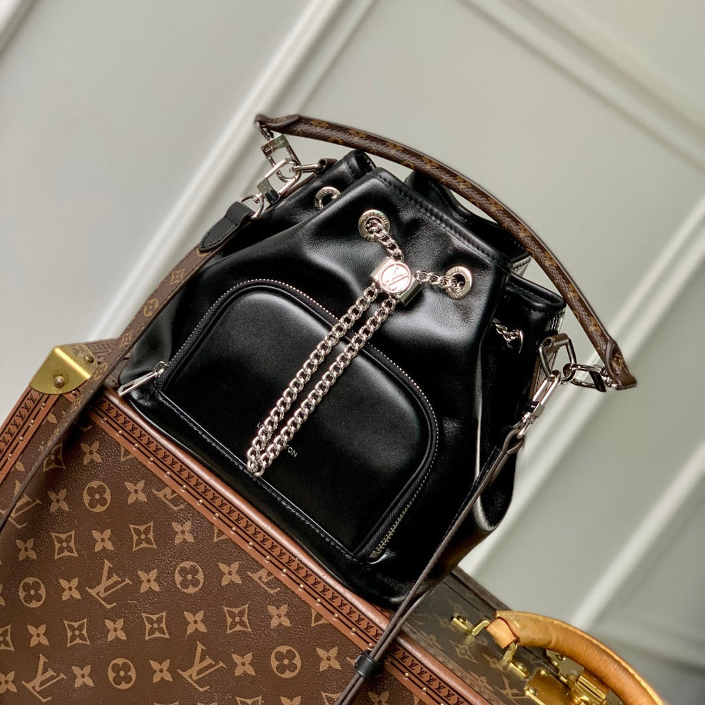 NO WAY VIBE HANDTASCHE 22,5 IN SCHWARZEM LAMMLEDER SILBERNE BESCHLÄGE