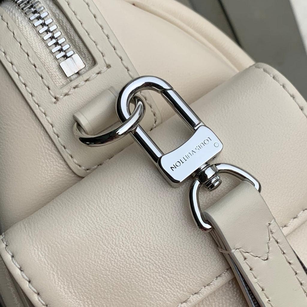 SPEEDY CARGO VIBE 28 IN VANILLE LAMBSKIN MONOGRAM LOGO TAG