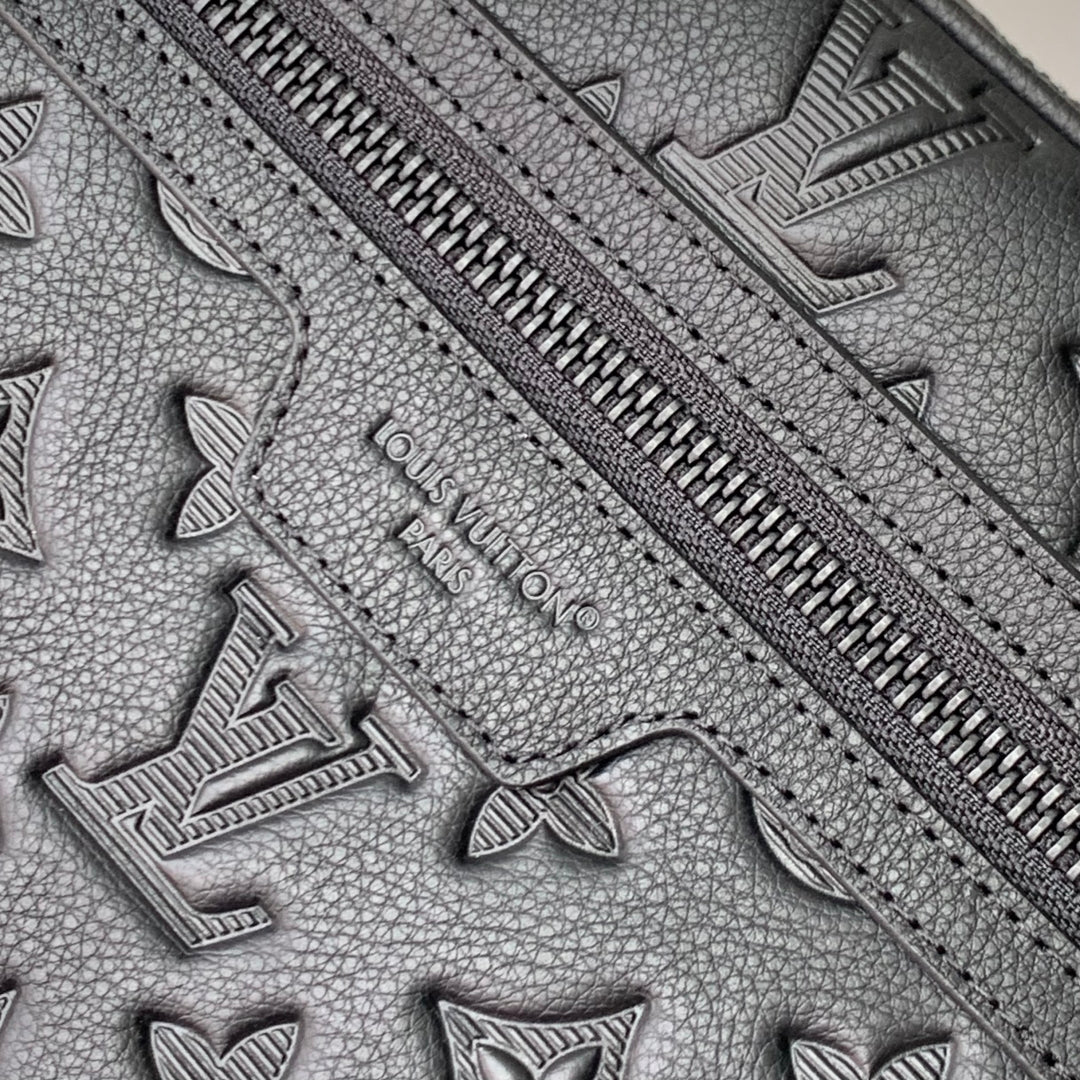 POCHETTE KASAI 24,5 IN SCHWARZEM MONOGRAM SHADOW KALBSLEDER