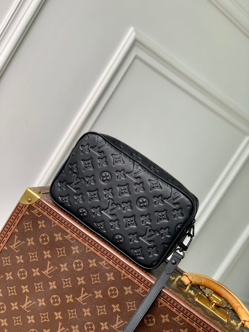 POCHETTE KASAI 24,5 IN SCHWARZEM MONOGRAM SHADOW KALBSLEDER
