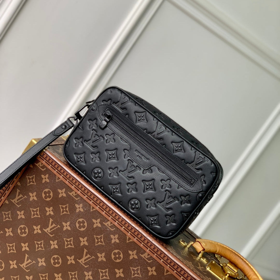 POCHETTE KASAI 24,5 IN SCHWARZEM MONOGRAM SHADOW KALBSLEDER