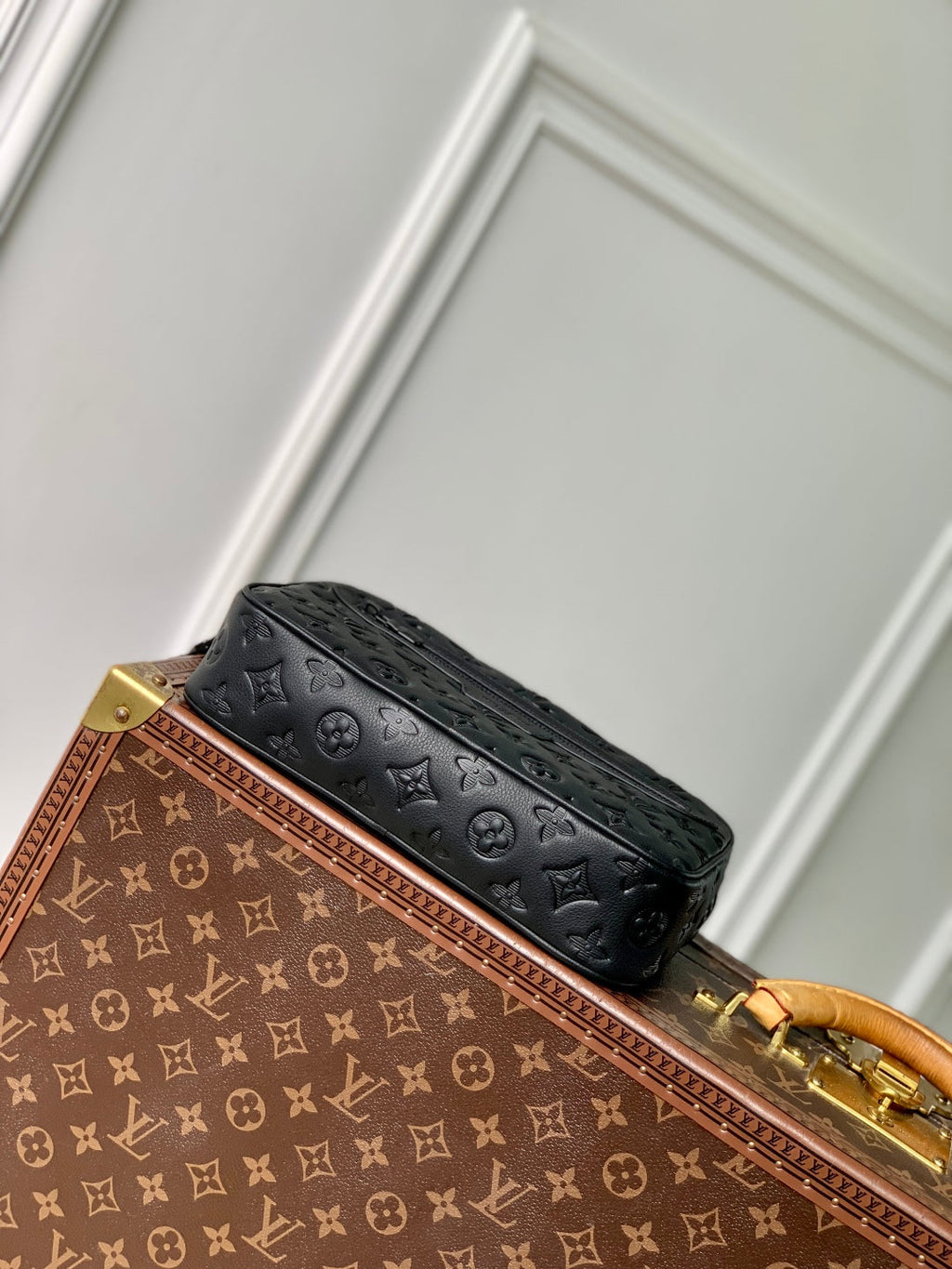 POCHETTE KASAI 24,5 IN SCHWARZEM MONOGRAM SHADOW KALBSLEDER
