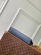 POCHETTE VOYAGE 27 IN DUNKELBLAUEM MONOGRAM ECLIPSE KALBSLEDER MIT GEPRÄGTEM LOGO