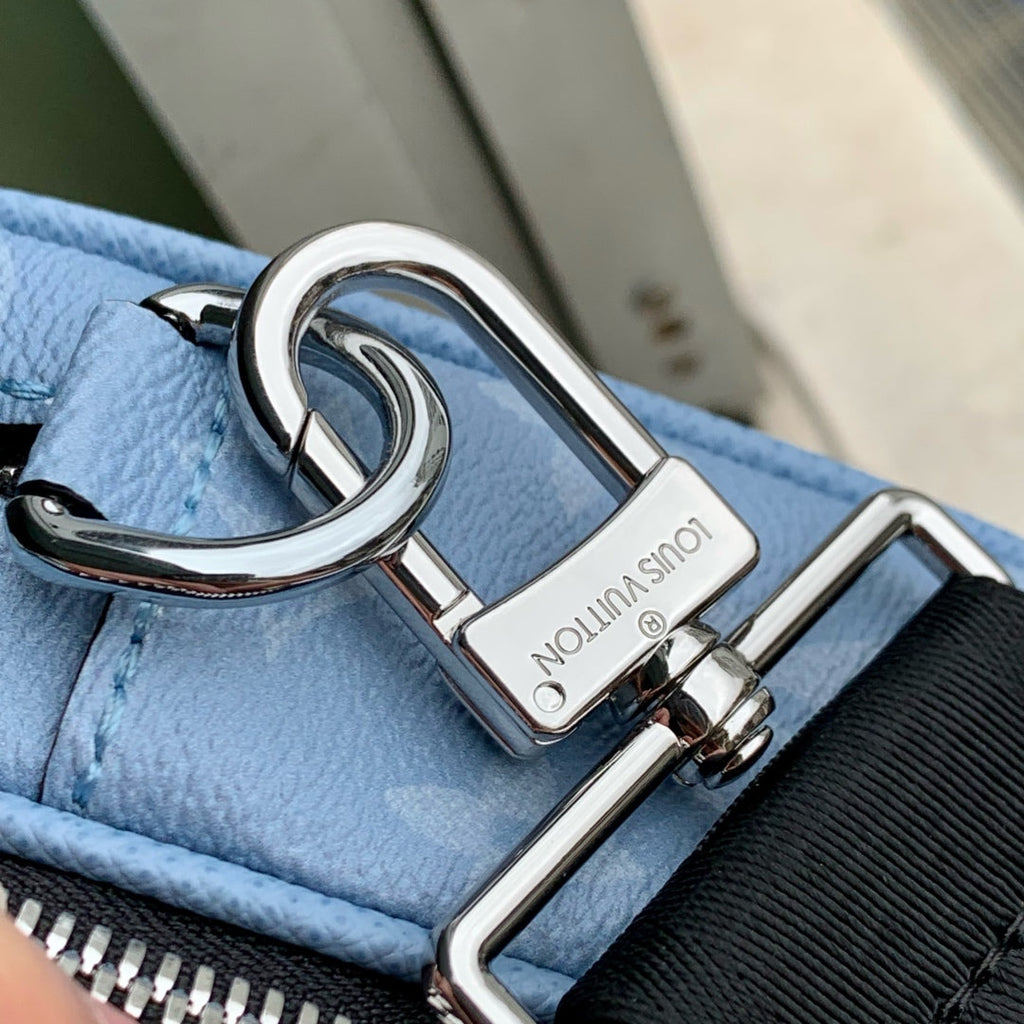 ALPHA MESSENGER 24 IN BLAUEM MONOGRAMM BESCHICHTETEM CANVAS UND KALBSLEDER