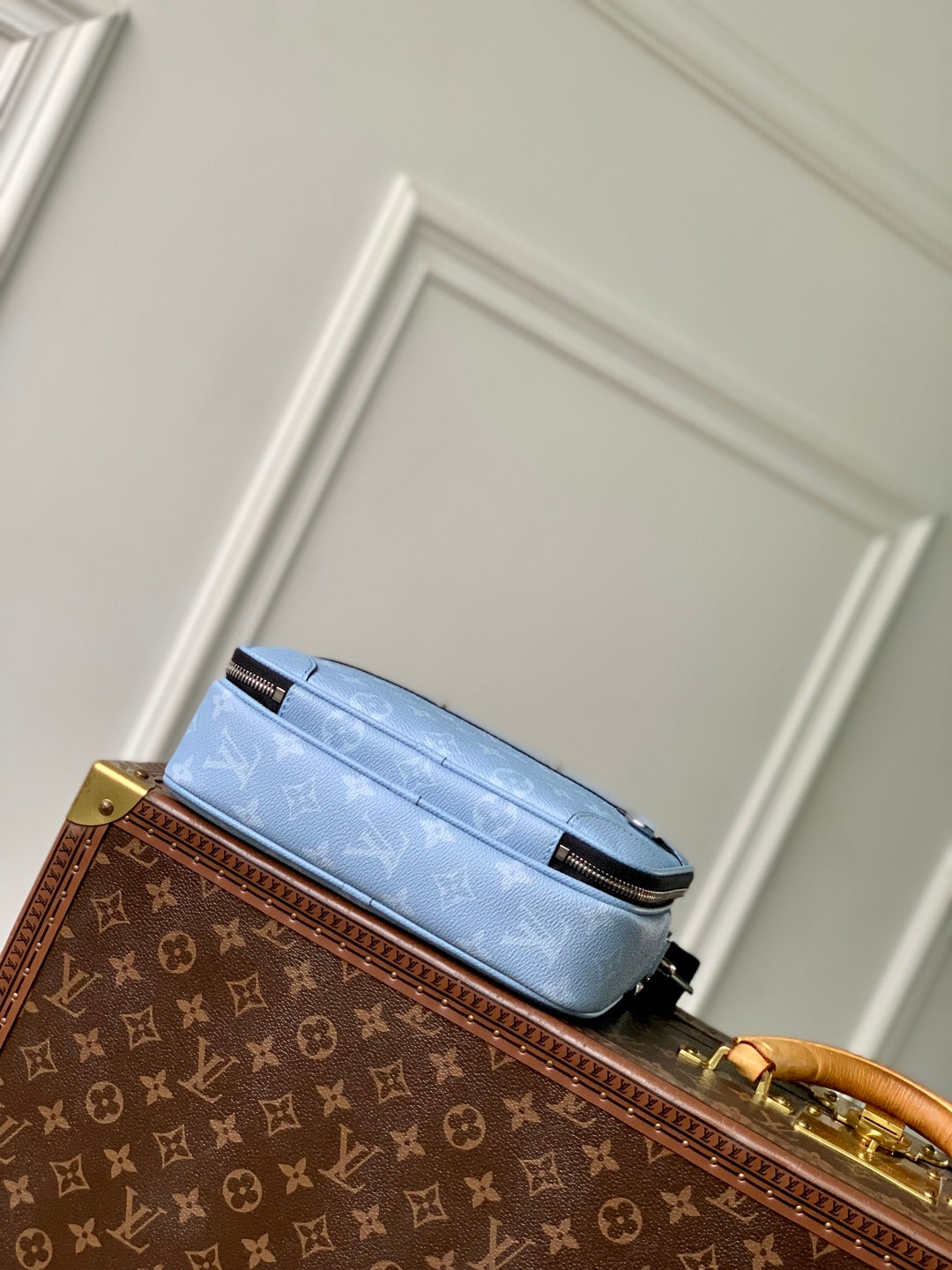 ALPHA MESSENGER 24 IN BLAUEM MONOGRAMM BESCHICHTETEM CANVAS UND KALBSLEDER