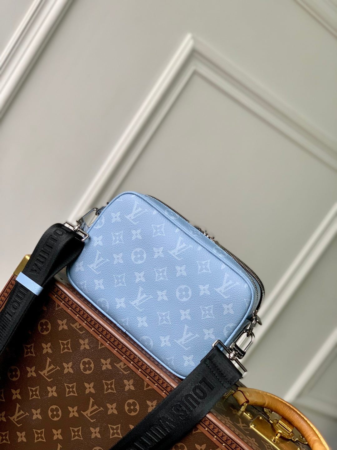 ALPHA MESSENGER 24 IN BLAUEM MONOGRAMM BESCHICHTETEM CANVAS UND KALBSLEDER