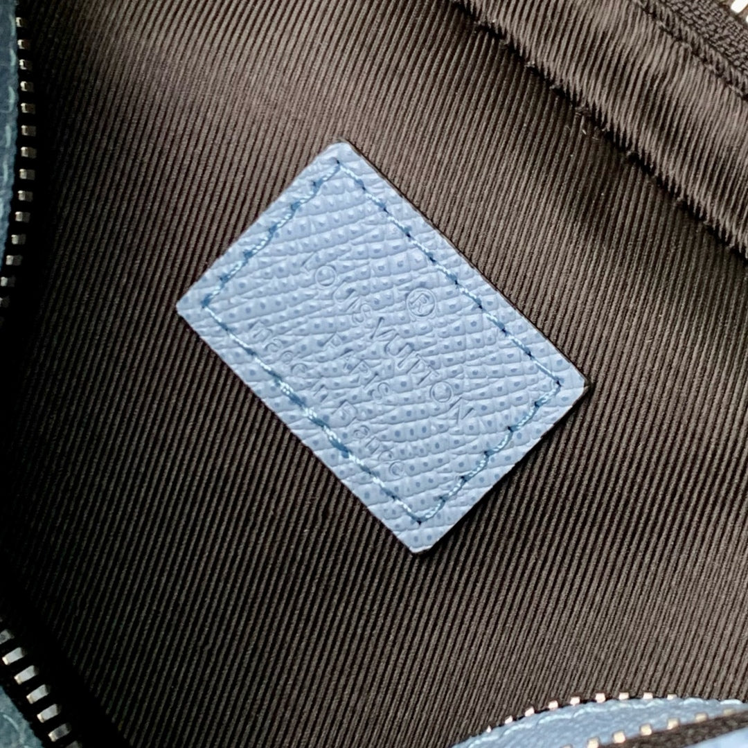 ALPHA MESSENGER 24 IN BLAUEM MONOGRAMM BESCHICHTETEM CANVAS UND KALBSLEDER