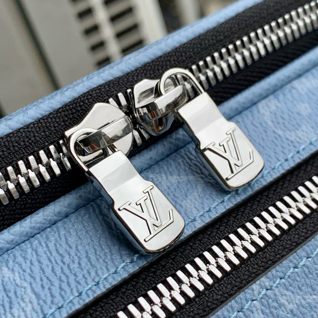 ALPHA MESSENGER 24 IN BLAUEM MONOGRAMM BESCHICHTETEM CANVAS UND KALBSLEDER