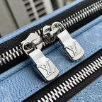 ALPHA MESSENGER 24 IN BLAUEM MONOGRAMM BESCHICHTETEM CANVAS UND KALBSLEDER