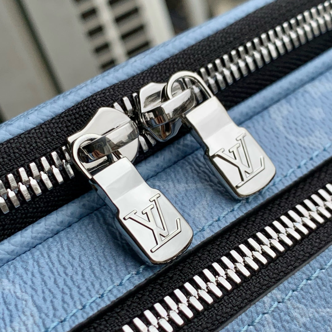 ALPHA MESSENGER 24 IN BLAUEM MONOGRAMM BESCHICHTETEM CANVAS UND KALBSLEDER