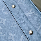 ALPHA MESSENGER 24 IN BLAUEM MONOGRAMM BESCHICHTETEM CANVAS UND KALBSLEDER