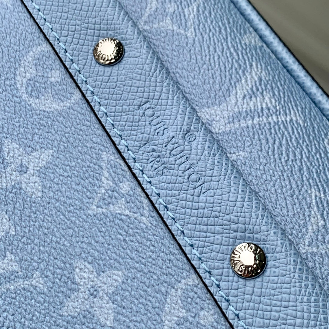 ALPHA MESSENGER 24 IN BLAUEM MONOGRAMM BESCHICHTETEM CANVAS UND KALBSLEDER