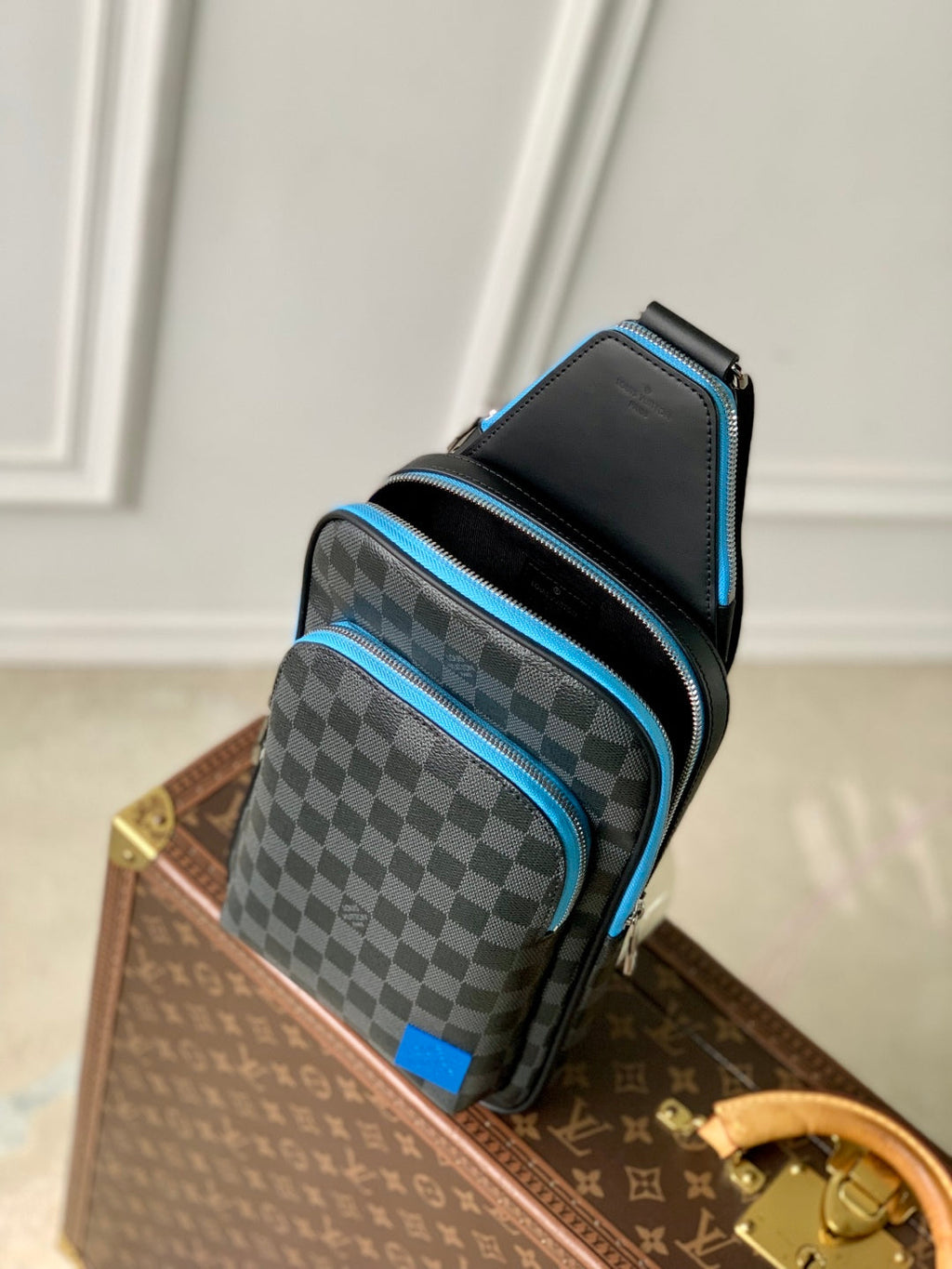 AVENUE SLINGBAG 31 IN SCHWARZ UND GRAU DAMIER GRAPHITA CANVAS CALFLEDER