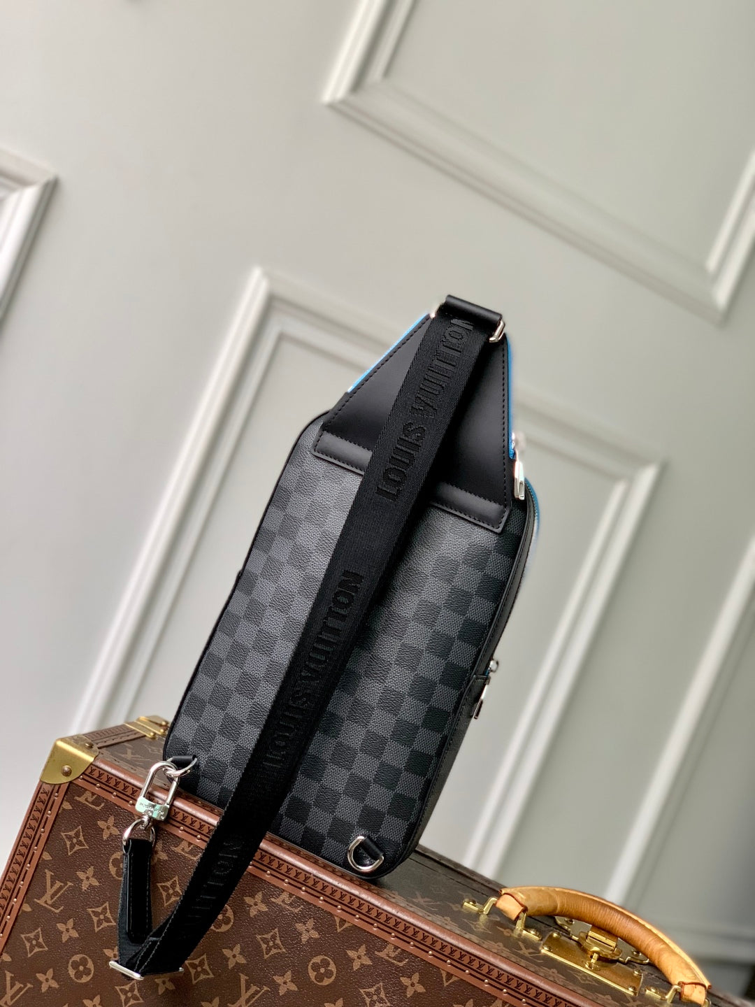 AVENUE SLINGBAG 31 IN SCHWARZ UND GRAU DAMIER GRAPHITA CANVAS CALFLEDER