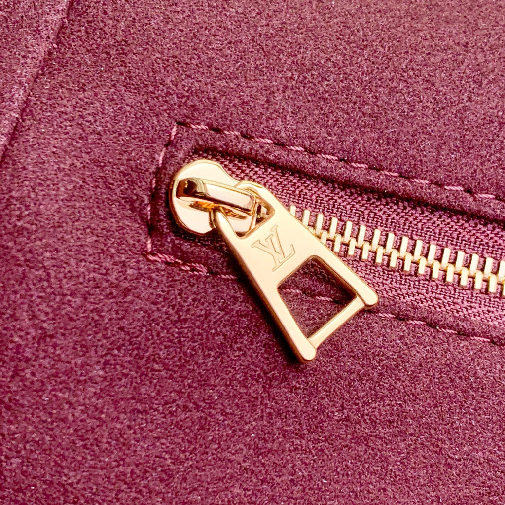 ANYTIME MM 42 IN TOURTERELLE GRAU MONOGRAMM EMPREINTE KALBSLEDER GOLDENE BESCHLÄGE