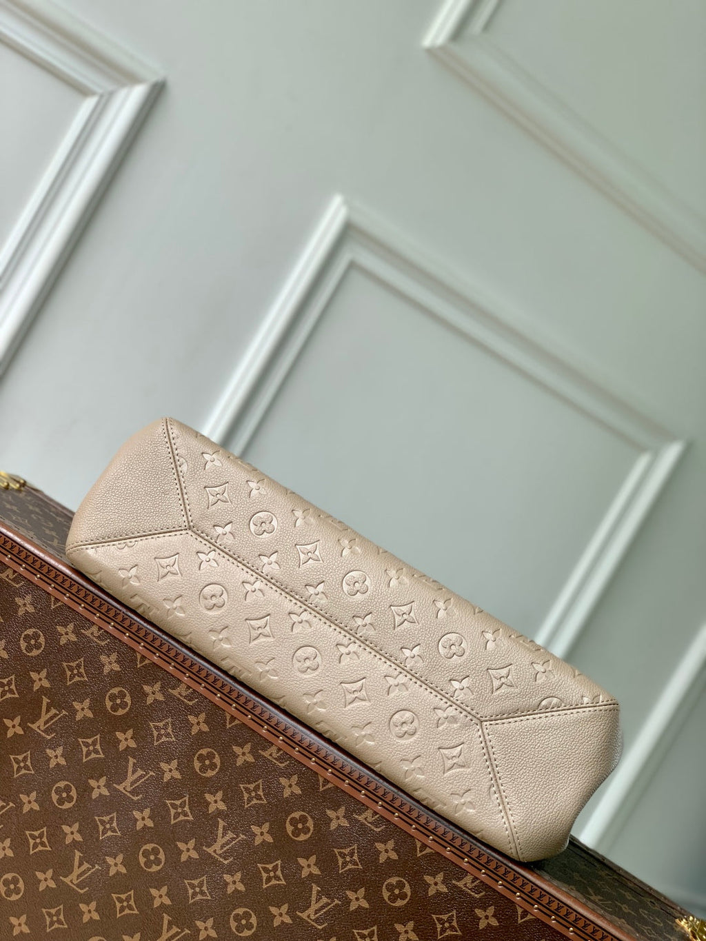 ANYTIME MM 42 IN TOURTERELLE GRAU MONOGRAMM EMPREINTE KALBSLEDER GOLDENE BESCHLÄGE