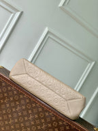 ANYTIME MM 42 IN TOURTERELLE GRAU MONOGRAMM EMPREINTE KALBSLEDER GOLDENE BESCHLÄGE