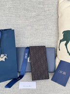 Vertikale lange Geldbörse 19 Zoll in Schwarz, Monogramm, schräger Jacquard