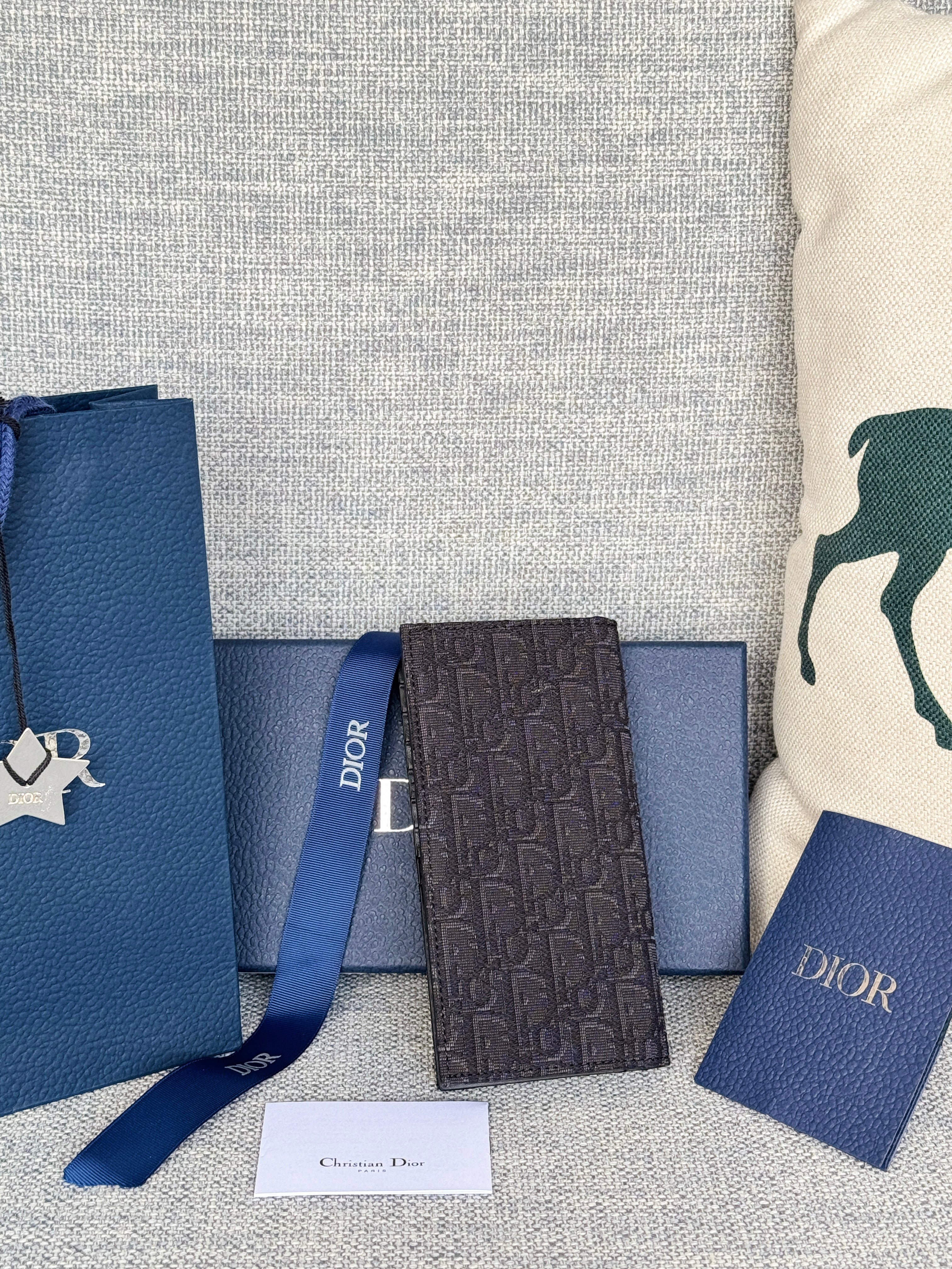 Vertikale lange Geldbörse 19 Zoll in Schwarz, Monogramm, schräger Jacquard