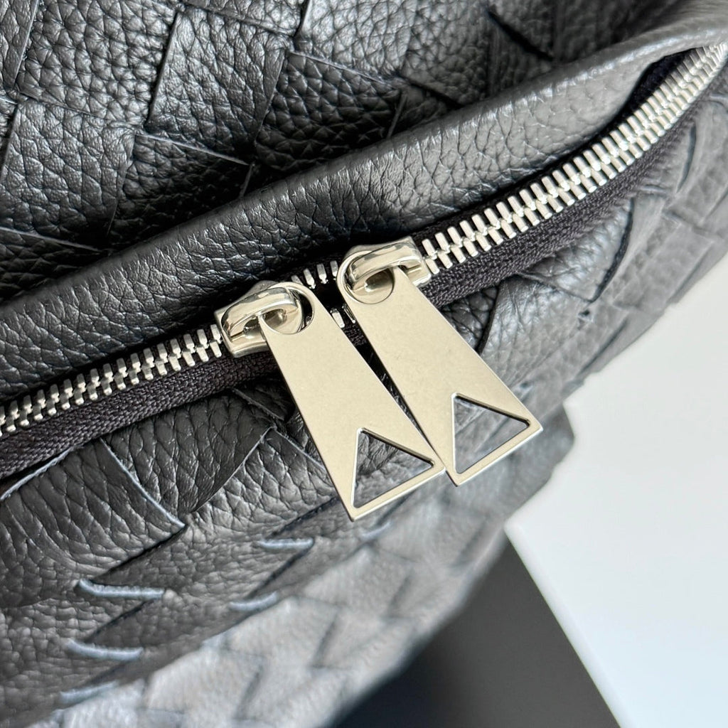 BOTTEGA VENETA 25S INTRECCIATO TASCHE 46 AUS SCHWARZEM KALBSLEDER, SILBERNE HARDWARE