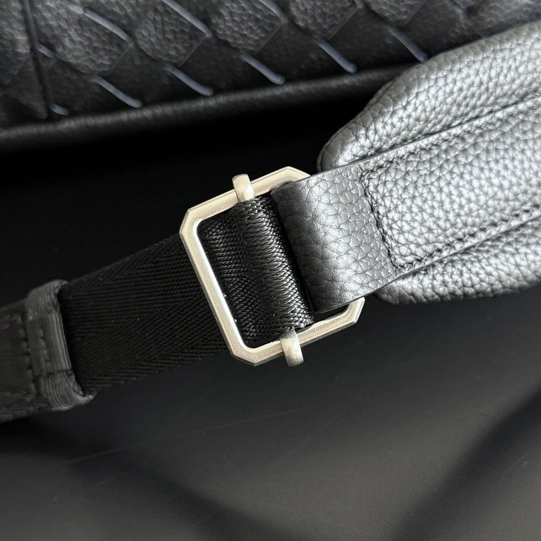 BOTTEGA VENETA 25S INTRECCIATO TASCHE 46 AUS SCHWARZEM KALBSLEDER, SILBERNE HARDWARE