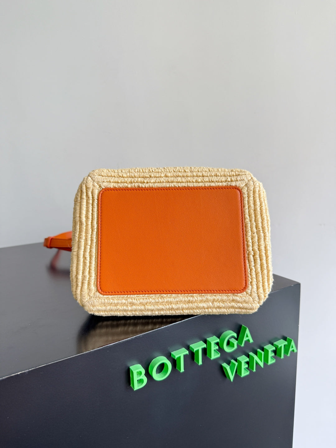 BOTTEGA VENETA 25S KLEINER FALLSCHIRM 20 IN GEBÄRMTES ORANGENKALBLEDER UND RAFFIA