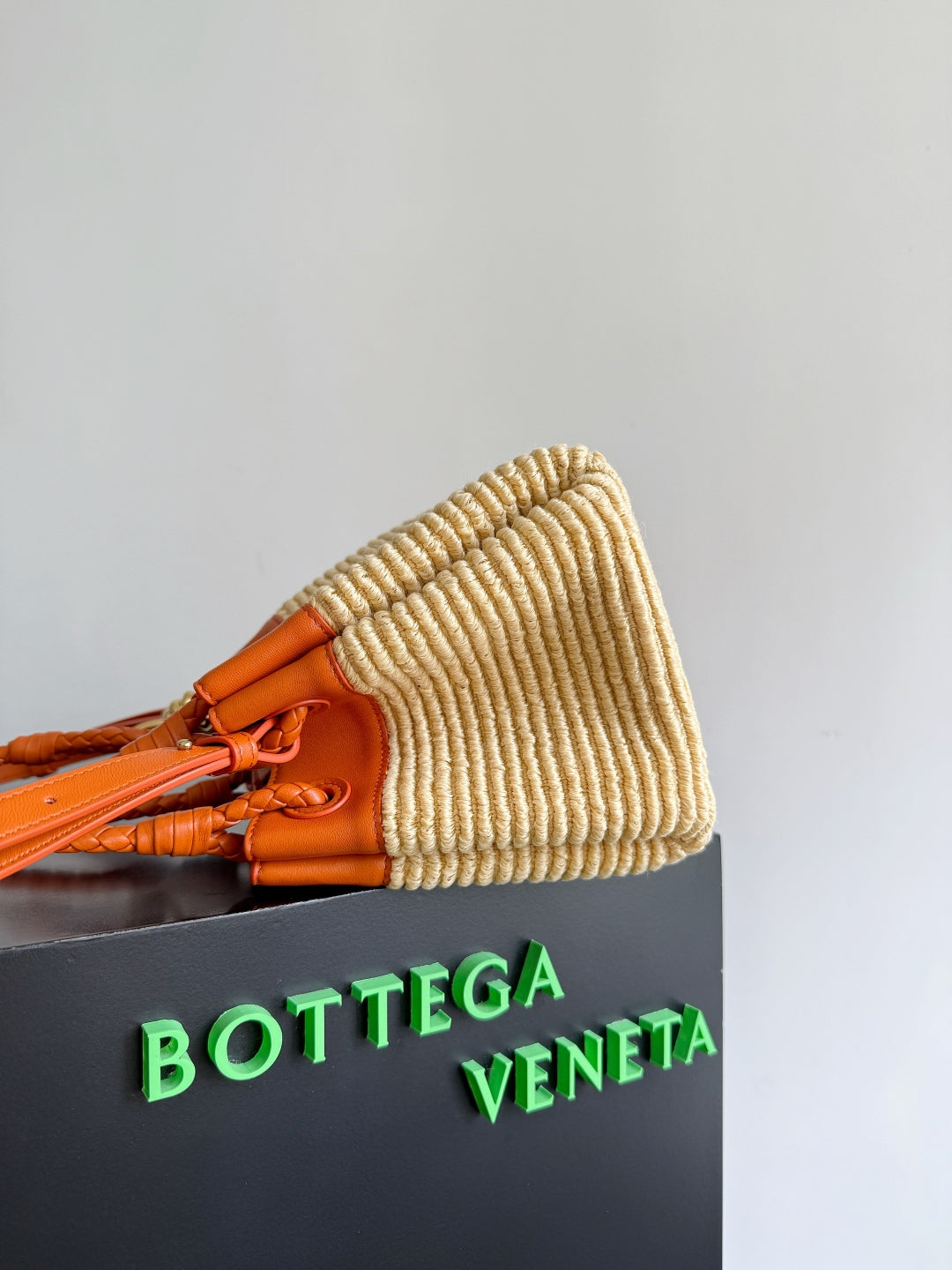 BOTTEGA VENETA 25S KLEINER FALLSCHIRM 20 IN GEBÄRMTES ORANGENKALBLEDER UND RAFFIA