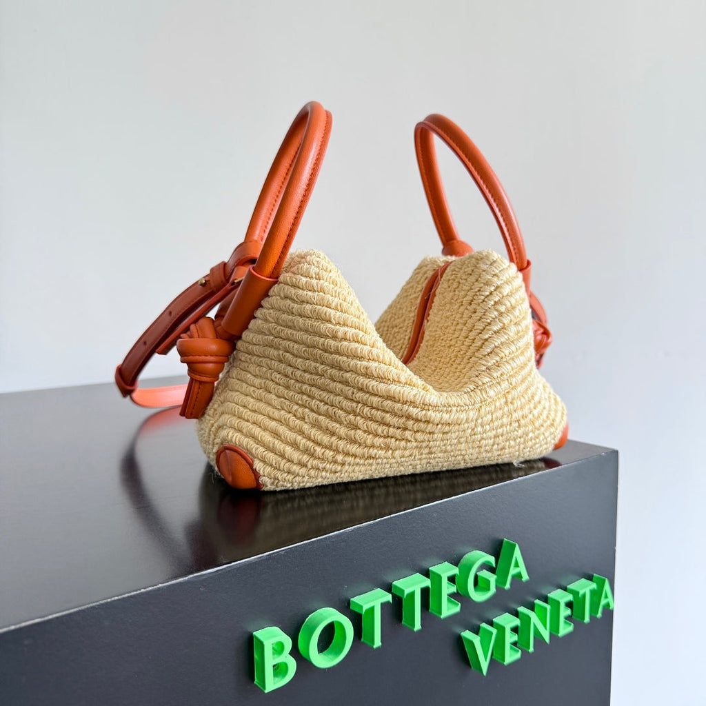 BOTTEGA VENETA 25S LOOP BAG 19 IN BURNT ORANGE RAFFIA UND KALBSLEDER