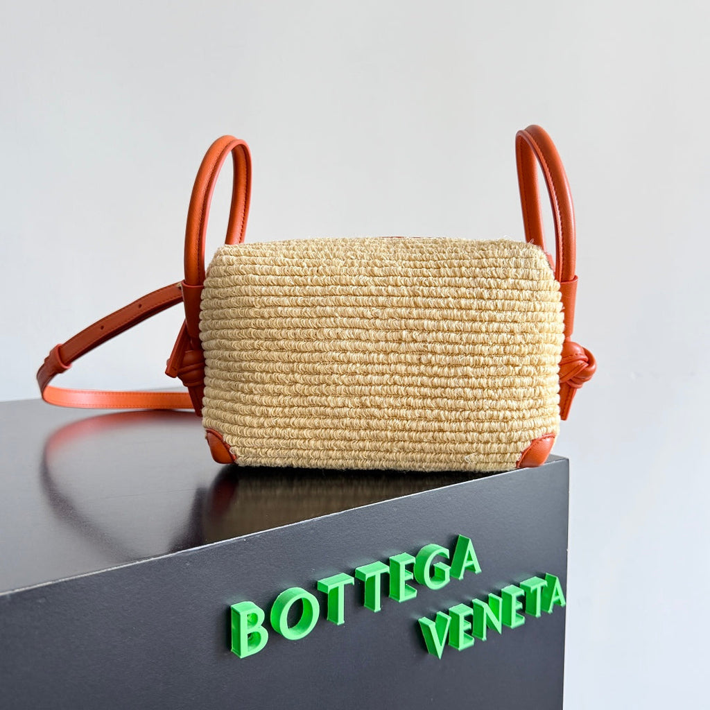BOTTEGA VENETA 25S LOOP BAG 19 IN BURNT ORANGE RAFFIA UND KALBSLEDER