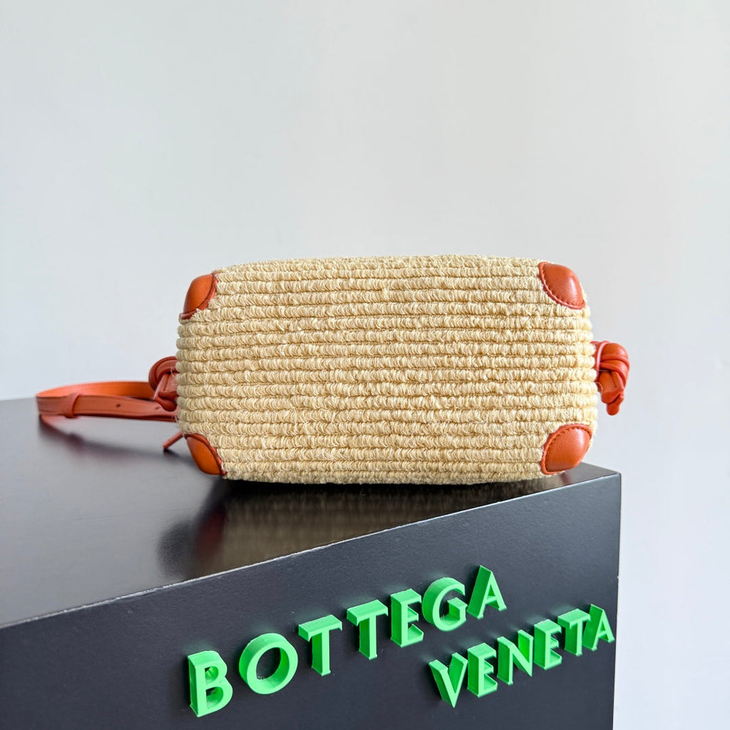 BOTTEGA VENETA 25S LOOP BAG 19 IN BURNT ORANGE RAFFIA UND KALBSLEDER