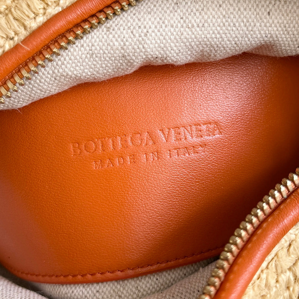 BOTTEGA VENETA 25S LOOP BAG 19 IN BURNT ORANGE RAFFIA UND KALBSLEDER