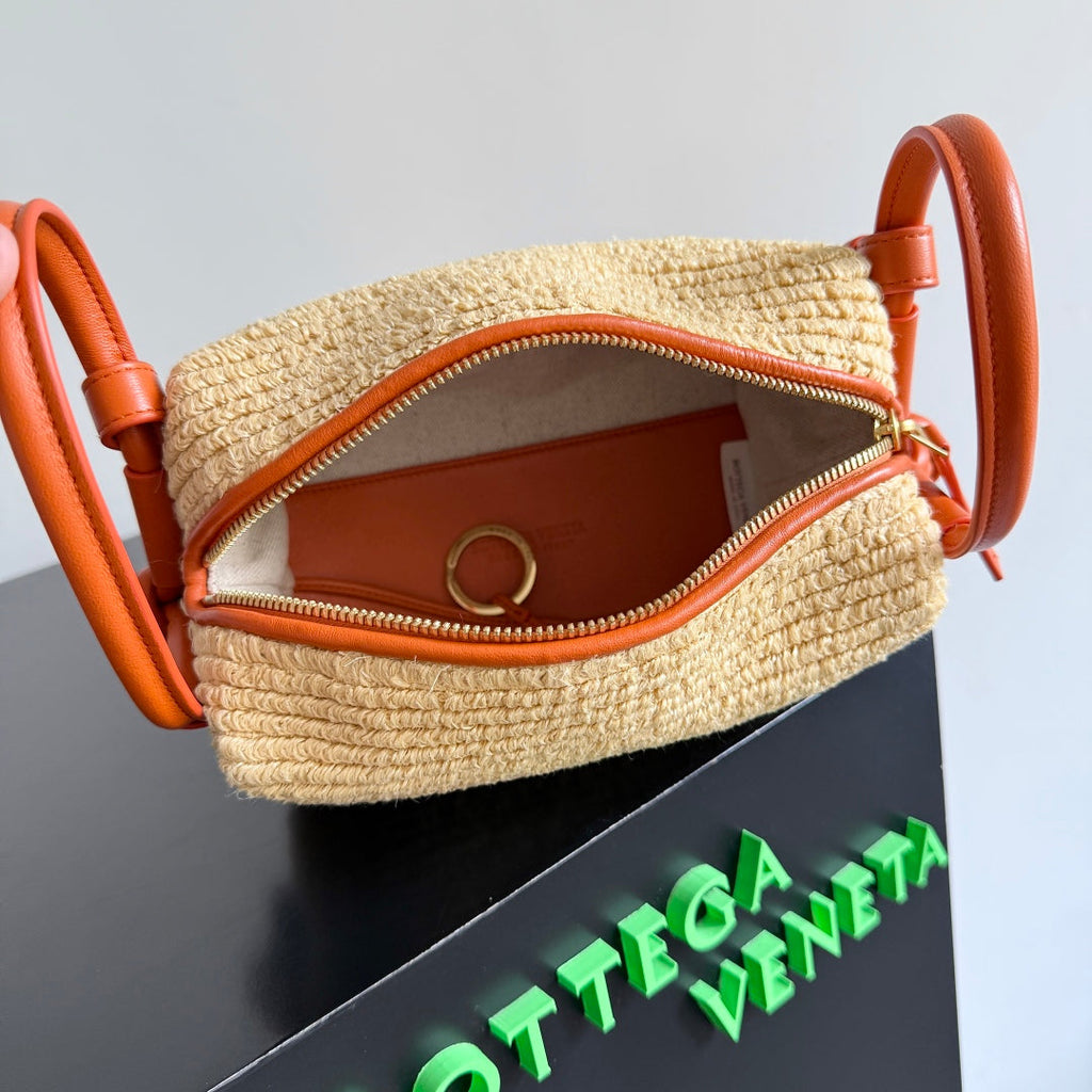 BOTTEGA VENETA 25S LOOP BAG 19 IN BURNT ORANGE RAFFIA UND KALBSLEDER