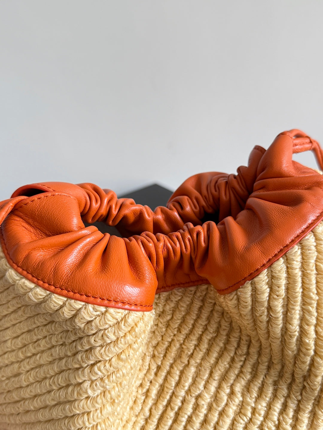 BOTTEGA VENETA 25S STAUBBEUTEL 32 IN GEBRANNTEM ORANGEN RAFFIA UND KALBSLEDER